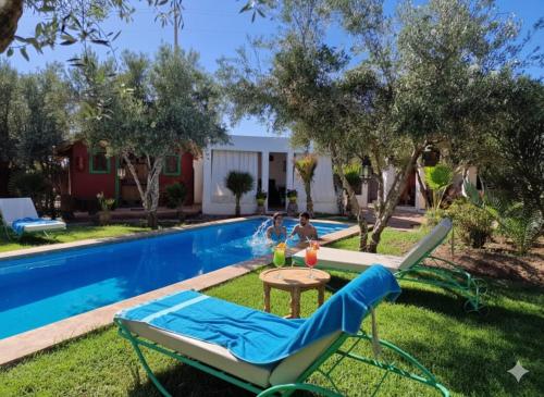 Bazén v ubytování Manzal Lahbab, 2Villas 2Bungalows 2Piscines et Jardins nebo v jeho okolí