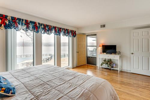 Sunrise BeachにあるMain Channel View! Condo with Dock and Pool Accessのベッドと大きな窓のある寝室