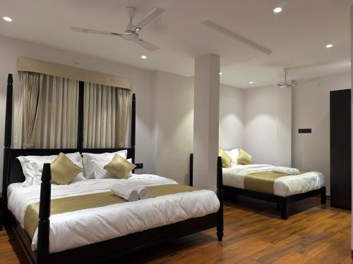 Hotel Aventus - by Urbantara في إندوري: غرفة نوم بسريرين وسقف