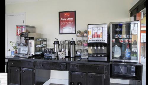 サウス・パドレ・アイランドにあるSouth Padre Island Lodgeの黒いカウンタートップとコーヒーマシンのあるコーヒーショップ