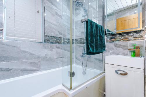 Ένα μπάνιο στο Spacious 3-Bed Home Etihad Stadium Coop Live