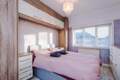 Ένα ή περισσότερα κρεβάτια σε δωμάτιο στο Spacious 3-Bed Home Etihad Stadium Coop Live