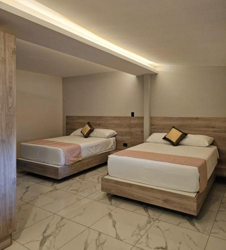 Giường trong phòng chung tại Remfort Hotel Antigua