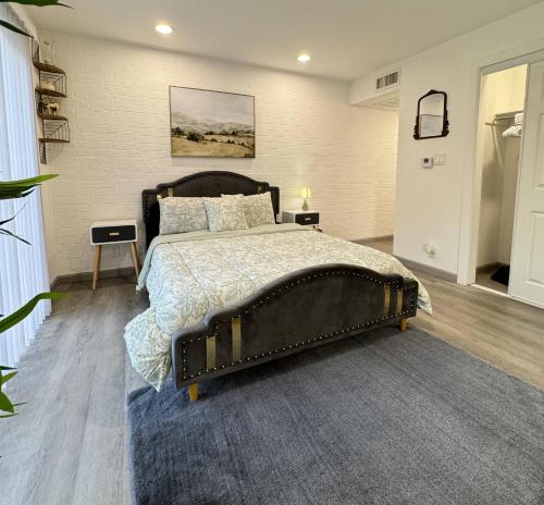 Postel nebo postele na pokoji v ubytování 2 DT Dallas l FIFA WORLD CUP READY l 5 Min from Love Field