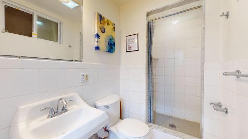 ein weißes Badezimmer mit Waschbecken und Toilette in der Unterkunft Pvt Room, St Marys, Fenway, Longwood, Green Line in Longwood Station