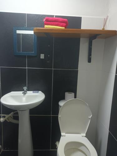 Ένα μπάνιο στο La casa en la estación cocornà