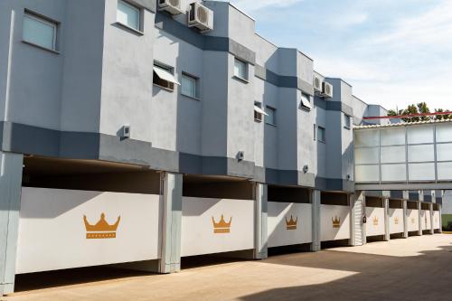 een gebouw met een kroon aan de zijkant bij Prime Motel Piracicaba in Piracicaba