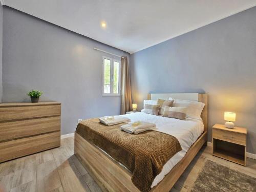 een slaapkamer met een bed met twee lampen erop bij Casa da Maré Azul in São Roque