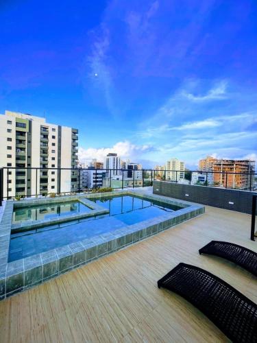 uma piscina no telhado de um edifício em Excelente apartamento a passos da praia em Cabedelo