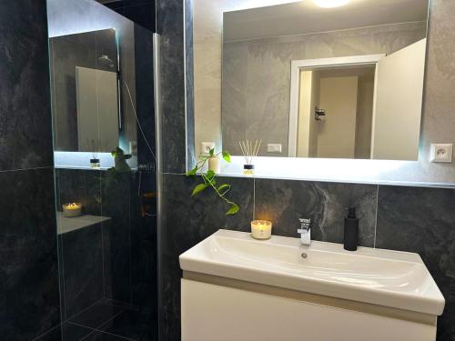 Ένα μπάνιο στο New Modern Home-Projector-Nespresso-View-Balcony