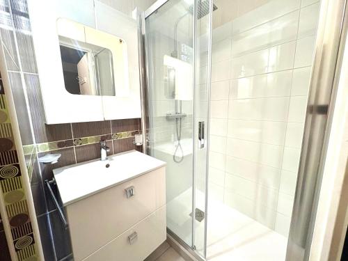 a bathroom with a sink and a shower at TI TAHITI STUDIO-3MIN PLAGE-TERRASSE COSY-WIFI-PARKING - TOP PROS SERVICESConciergerie La Grande Motte in La Grande-Motte