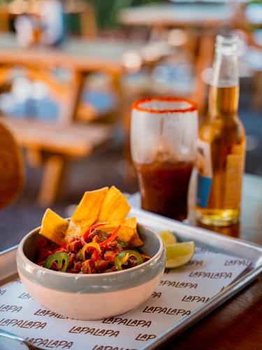 Eco Suites El Zonte في لا ليبرتاد: وعاء من الطعام مع البسكويت ومشروب على الطاولة