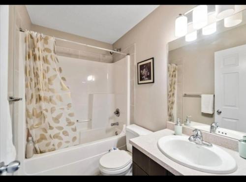 Et badeværelse på Entertainment house with 2 king 1 queen 1 sofa bed In-house Theater Attach Garage Near YEG Liked by Guests on Other Plateform