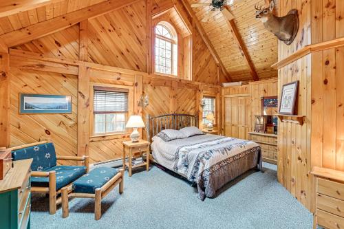 Ένα ή περισσότερα κρεβάτια σε δωμάτιο στο On-Site Pond and Trails Lake Luzerne Cabin
