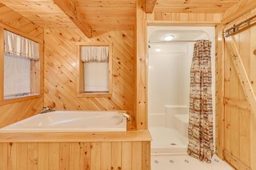 Ένα μπάνιο στο On-Site Pond and Trails Lake Luzerne Cabin