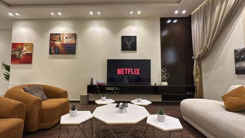 شقة الفخامة - مدخل خاص ودخول ذاتيにあるテレビまたはエンターテインメントセンター