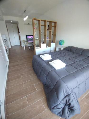 Giường trong phòng chung tại Monoambiente a estrenar con Balcón