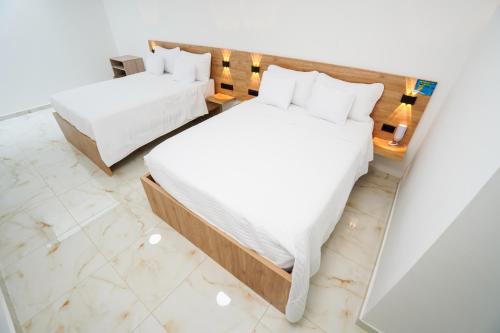 Ένα ή περισσότερα κρεβάτια σε δωμάτιο στο Hotel Aikos