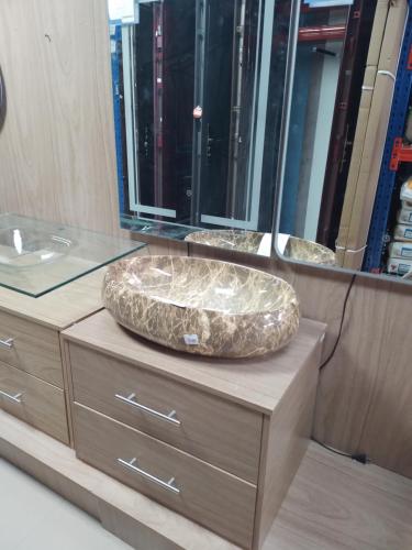 Apartamento entero في كوينكا: حمام مع حوض كبير ومرآة