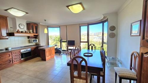 een keuken met een tafel en stoelen in een kamer bij Luxury 3lvl House in Telde