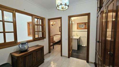 een kamer met een vaas op een tafel en een badkamer bij Luxury 3lvl House in Telde