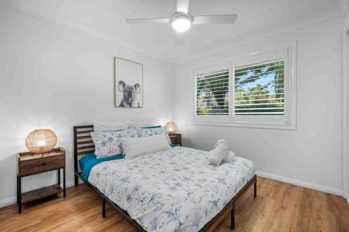 Ένα ή περισσότερα κρεβάτια σε δωμάτιο στο Gugunyal Cottage - Belle Escapes Jervis Bay