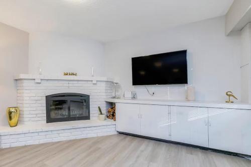 Μια τηλεόραση ή/και κέντρο ψυχαγωγίας στο Spacious Oceanview Suite with Private Entrance