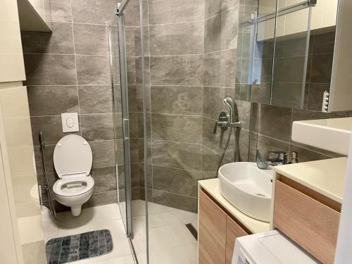 Et badeværelse på Ten Apartment