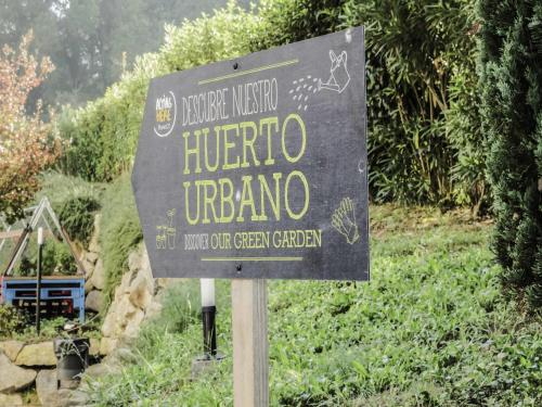 una señal para un huerto en un campo en Ibis Girona, en Girona