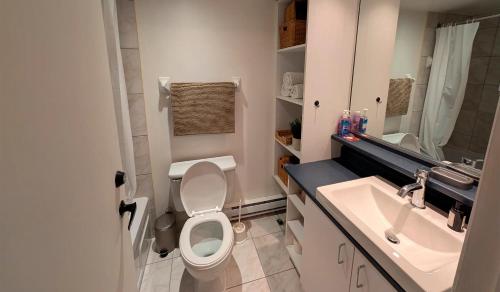 un bagno con un water e un lavandino di Unit 33 - 4 bedrooms - Sleeps 10 a Bélanger