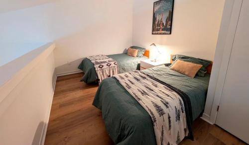 2 posti letto in una piccola camera con scala di Unit 33 - 4 bedrooms - Sleeps 10 a Bélanger