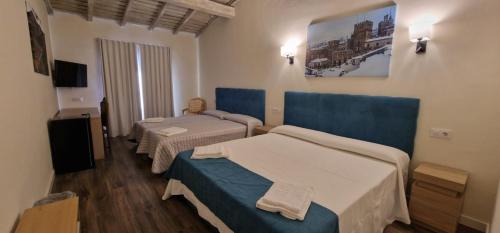 ein Krankenhauszimmer mit 2 Betten und einem TV in der Unterkunft Hotel Rural Atalaya in Guadalupe