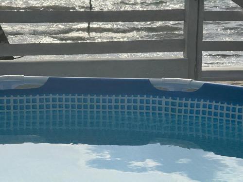 Casa San Miguel Frente al Mar في San Silvestre: انعكاس المسبح في الماء