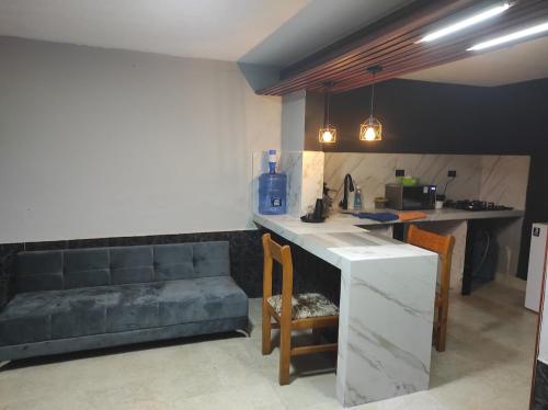cocina con encimera y sofá en una habitación en CASA ECUADOR Riobamba Chimborazo, en Riobamba