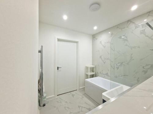 Koupelna v ubytování The Romford Luxe Haven - Fully Furnished 2BR