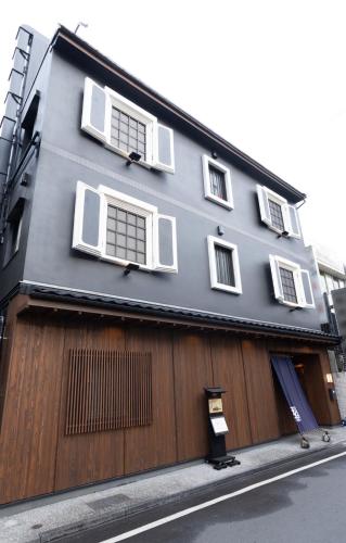 a building with three windows on the side of it at Hotel Matsunoi Shurin in Tokyo