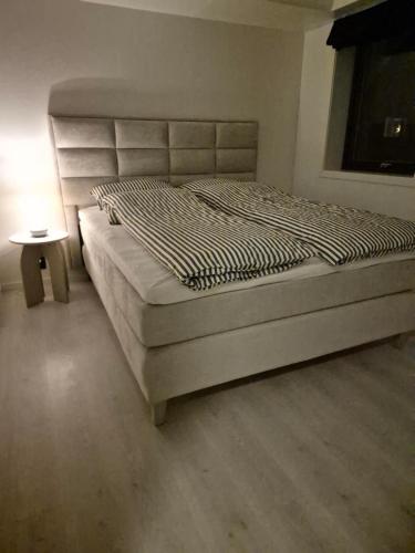 En eller flere senge i et værelse på Senja Laukhella