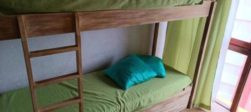 Departamento 3 ambientes a 2 cuadras del mar y Avenida Bunges في بينامار: سرير بطابقين مع وسادة زرقاء على السرير السفلي