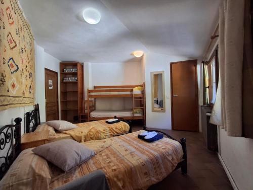 Ένα ή περισσότερα κρεβάτια σε δωμάτιο στο Mitja Pensió Hostal Pastuira Vallter 10