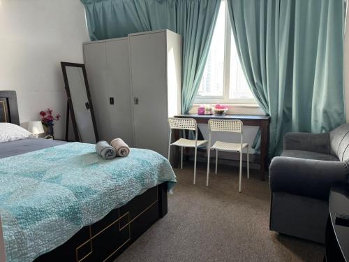 Ένα ή περισσότερα κρεβάτια σε δωμάτιο στο Double Room - Shared Bathroom, No Parking