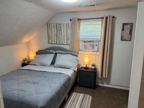 Cozy 3 4 BR Home Ideal for Family في كلاركسبورغ: غرفة نوم صغيرة بها سرير ونافذة