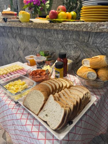 un tavolo con pane e altro cibo sopra di Suíte Harry Potter - Pousada Castelo do Luar a Penha