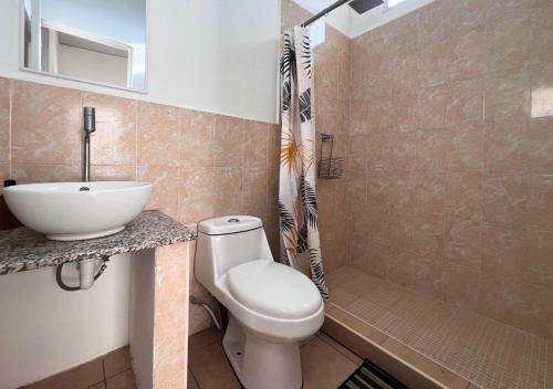 une salle de bains avec toilettes, lavabo et douche dans l'établissement Colibri de Montaña, à Ahuachapán