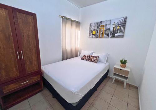 une petite chambre avec un lit et une armoire dans l'établissement Colibri de Montaña, à Ahuachapán