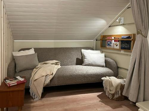 En eller flere senge i et værelse på Hyggelig Gård Nær Bergen Med Spabad