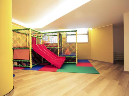 ein Spielzimmer mit Rutsche und Spielplatz in der Unterkunft Mercure Olbia in Olbia