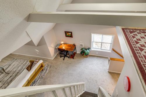 5 Mi to Dtwn St Paul Central Duplex Townhome في Falcon Heights: غرفة علوية مع طاولة ونافذة