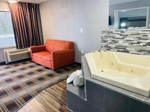 Khu vực ghế ngồi tại Travelodge by Wyndham Sellersburg