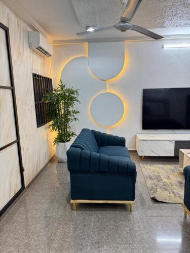 Trois chambres salon sodjatime canape bleu