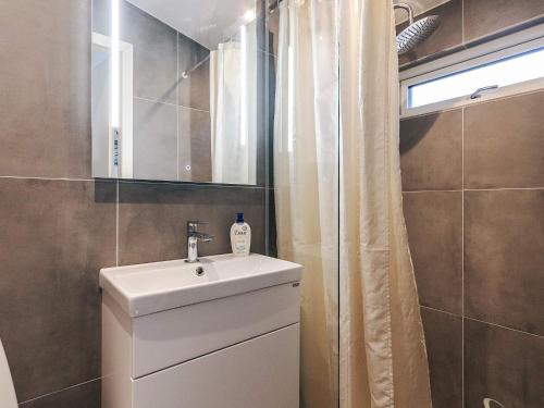 Ένα μπάνιο στο 4 star holiday home in Hornbæk